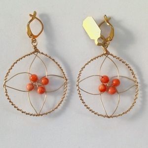 🎉H.P.🎉 FLOWER SHAPED G/F WIRE EARRINGS w/ CORAL